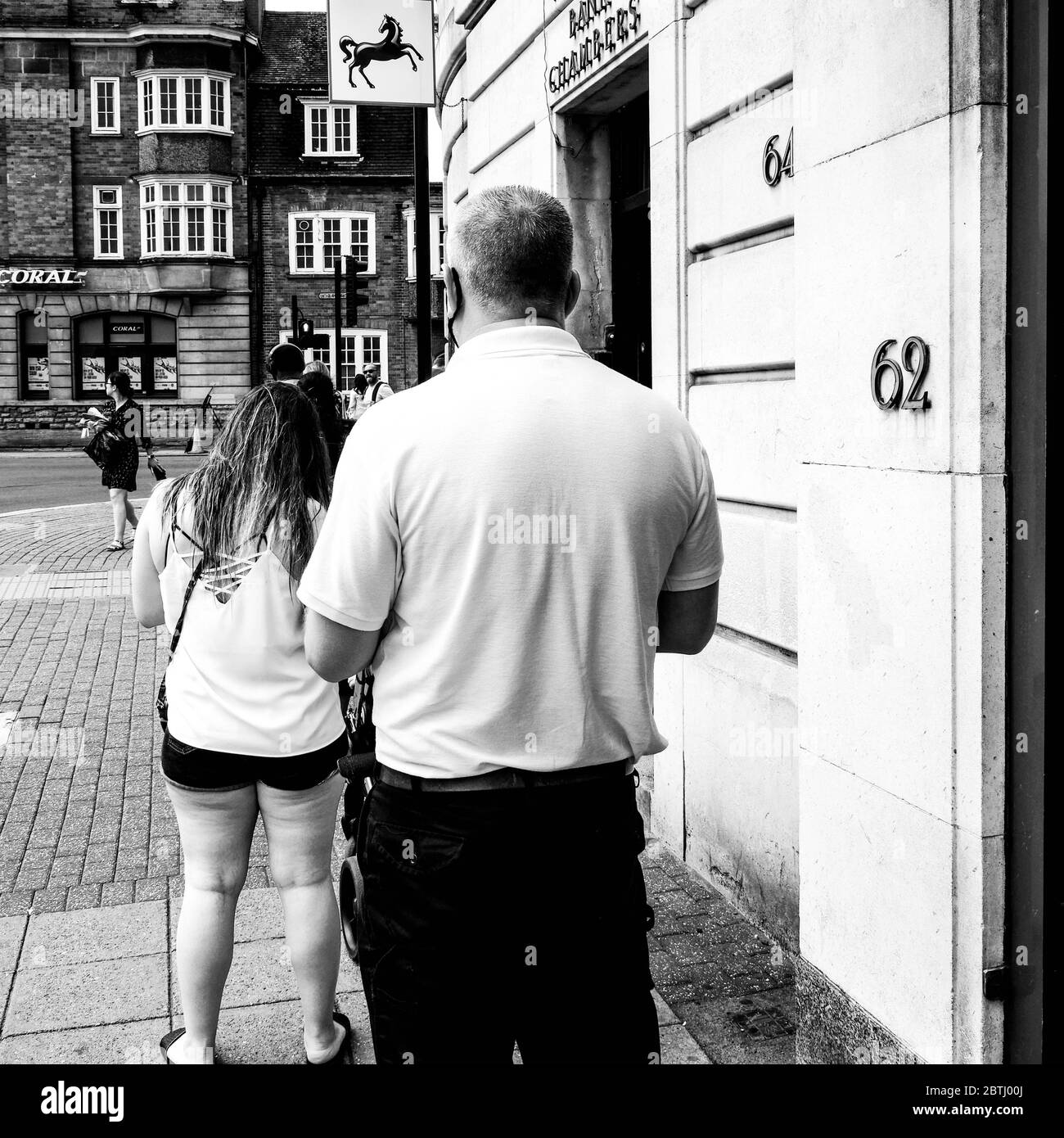Ligne de clients Queuing ou Queuing à l'extérieur D'UNE succursale de High Street Bank Lloyds pendant le programme britannique de verrouillage du coronavirus 2020 Banque D'Images