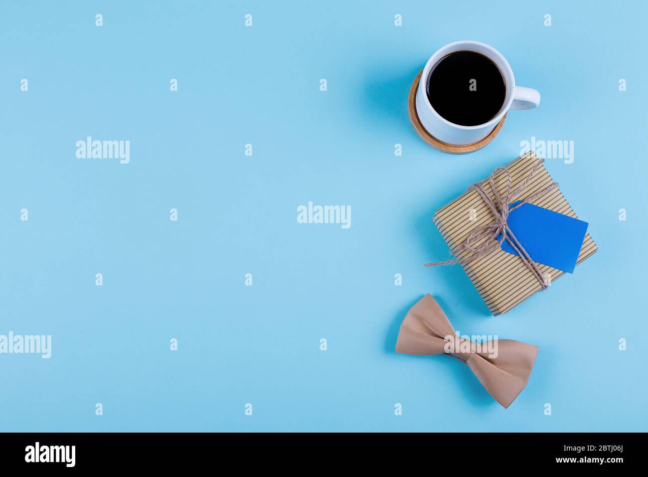 Tasse de café, cadeau et noeud papillon sur fond bleu. Vue de dessus en  style de pose à plat. Concept de la fête des Pères heureux Photo Stock -  Alamy