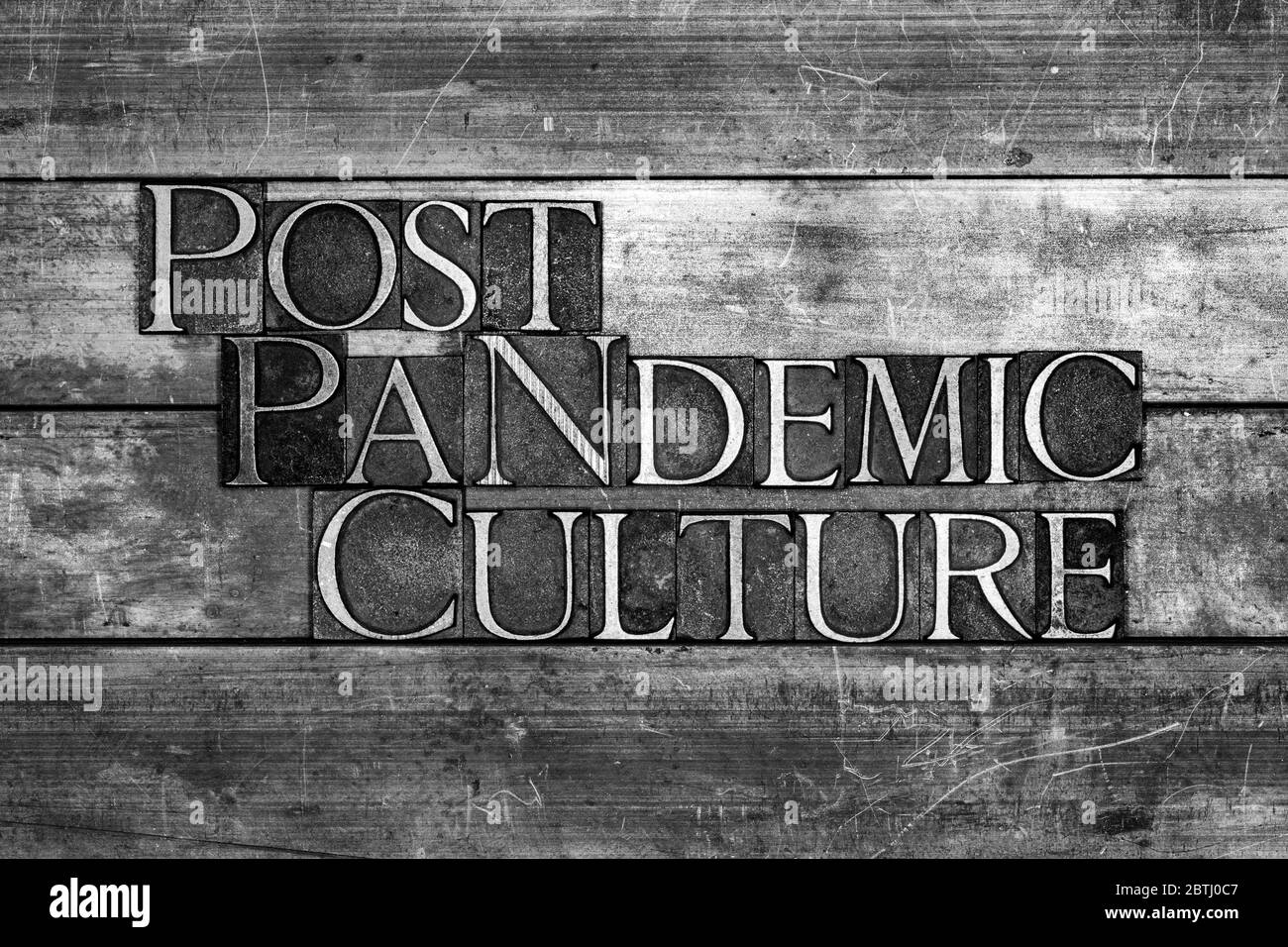 Photo de lettres authentiques authentiques constituant le texte de la culture post-pandémique sur fond de grunge monochrome texturé vintage Banque D'Images