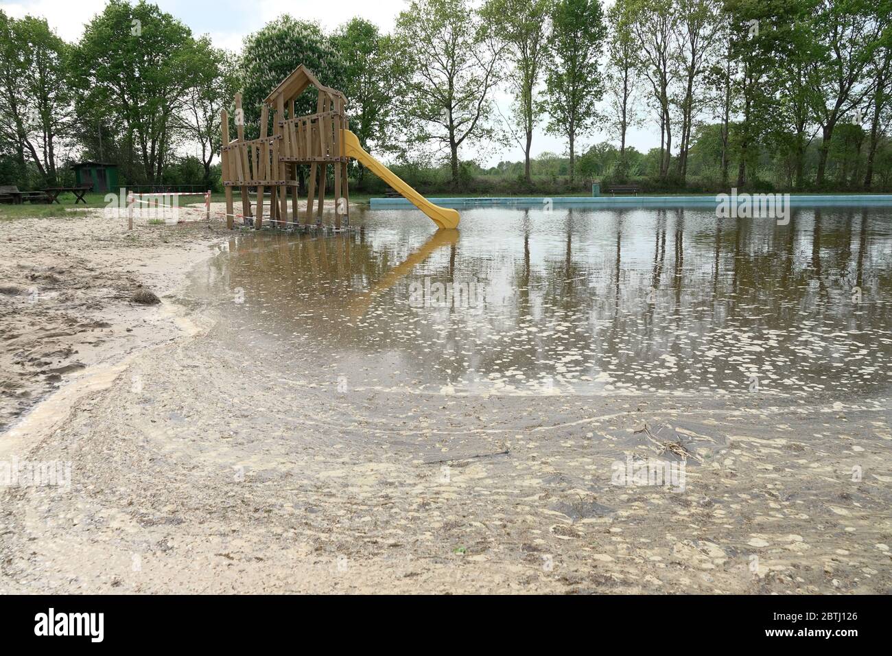 Regesbostel, Allemagne. 10 mai 2020. Sur la surface du bassin de la baignade Regesbostel (district de Harburg) eau trouble avec formation de mousse peut être vu. Crédit : Bodo Marks/dpa/Alay Live News Banque D'Images