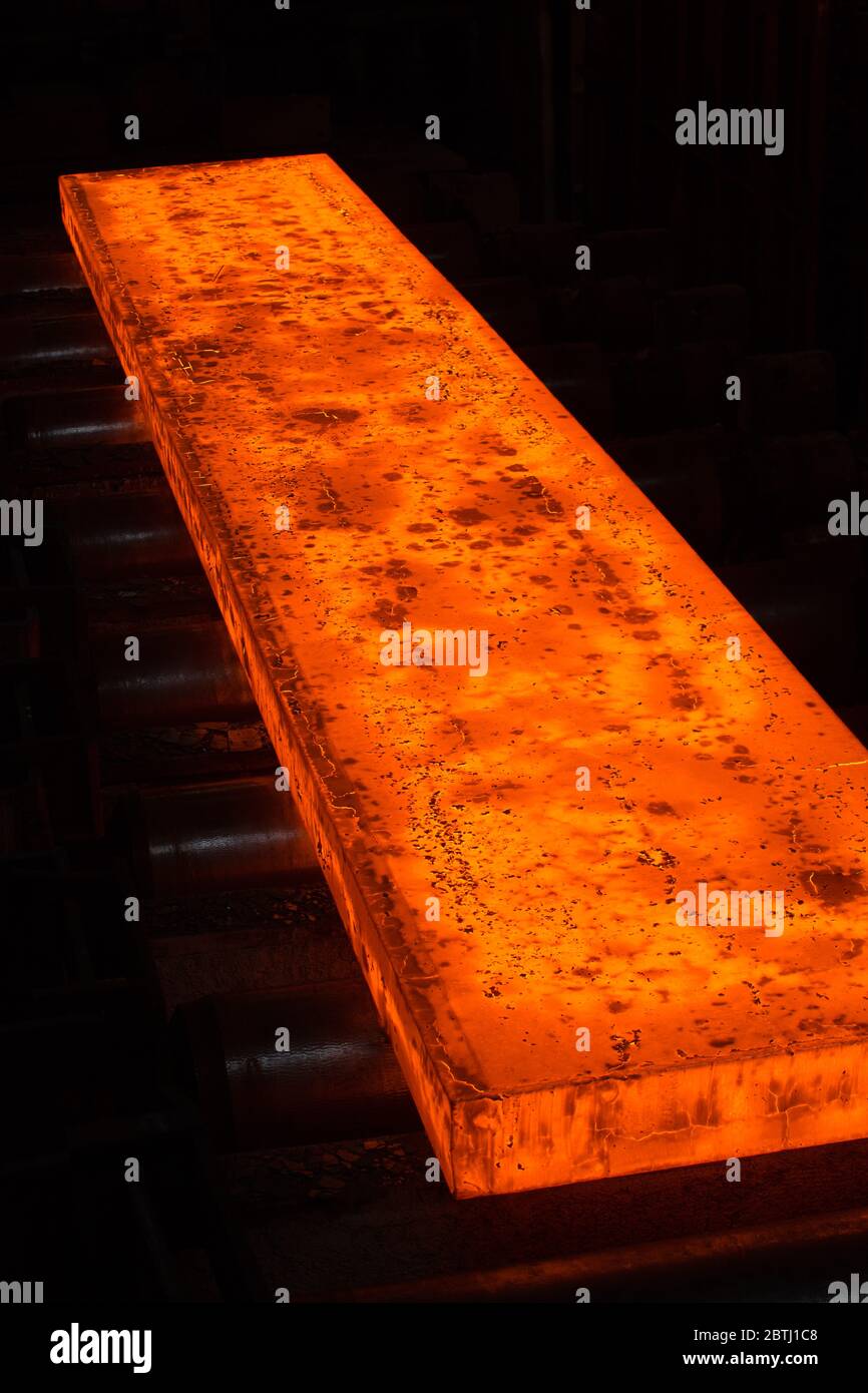 Grande plaque en acier orange à chaud sur le moulin à acier Banque D'Images