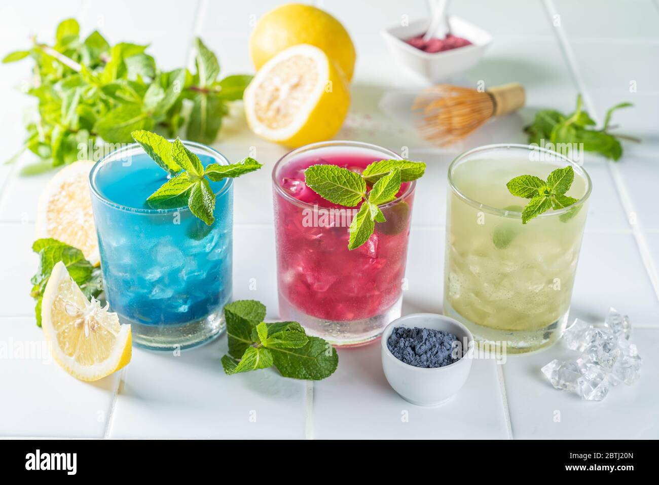 Sélection de limonades matcha - vert, bleu, rouge sur fond blanc Banque D'Images