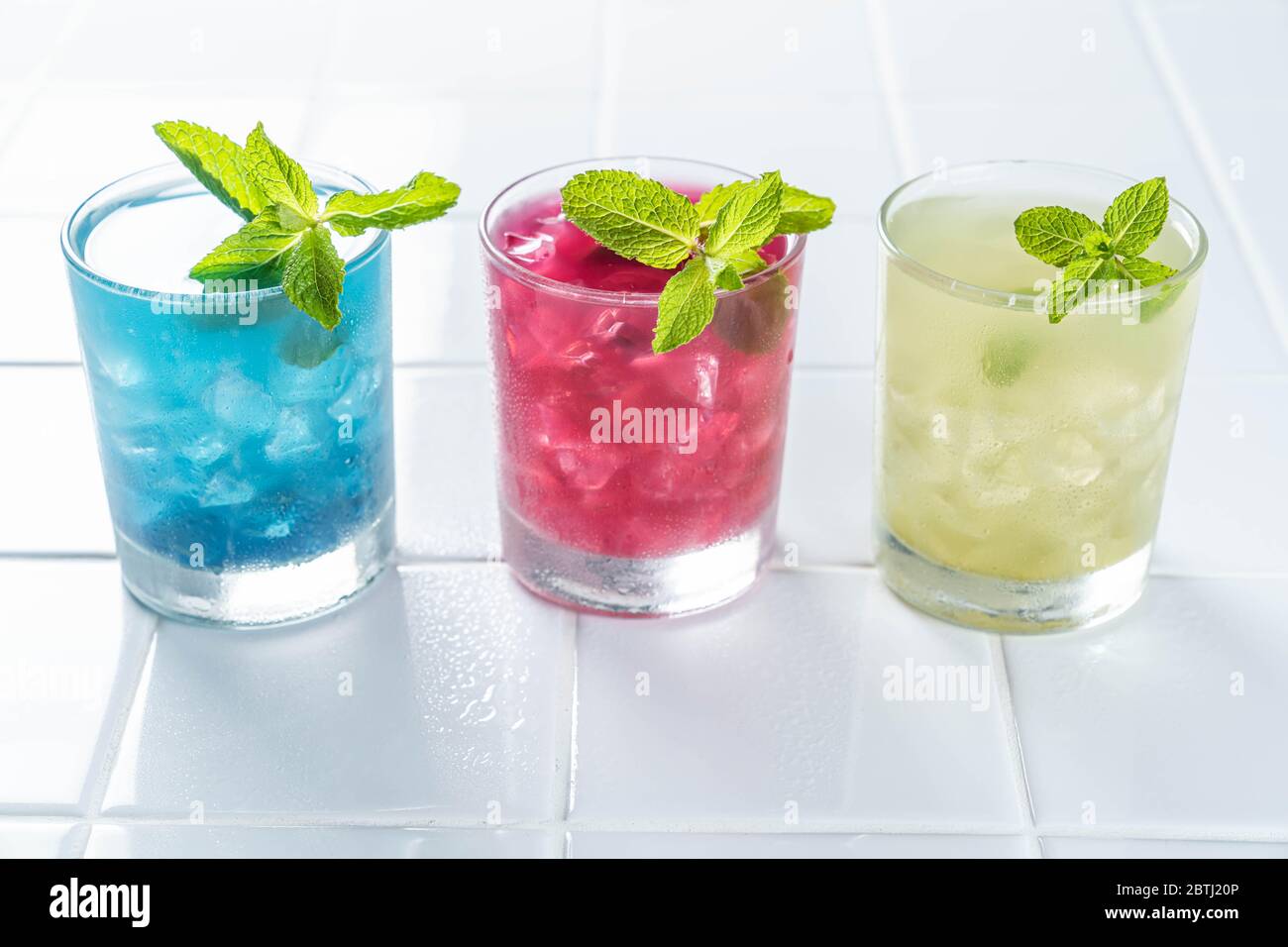 Sélection de limonades matcha - vert, bleu, rouge sur fond blanc Banque D'Images