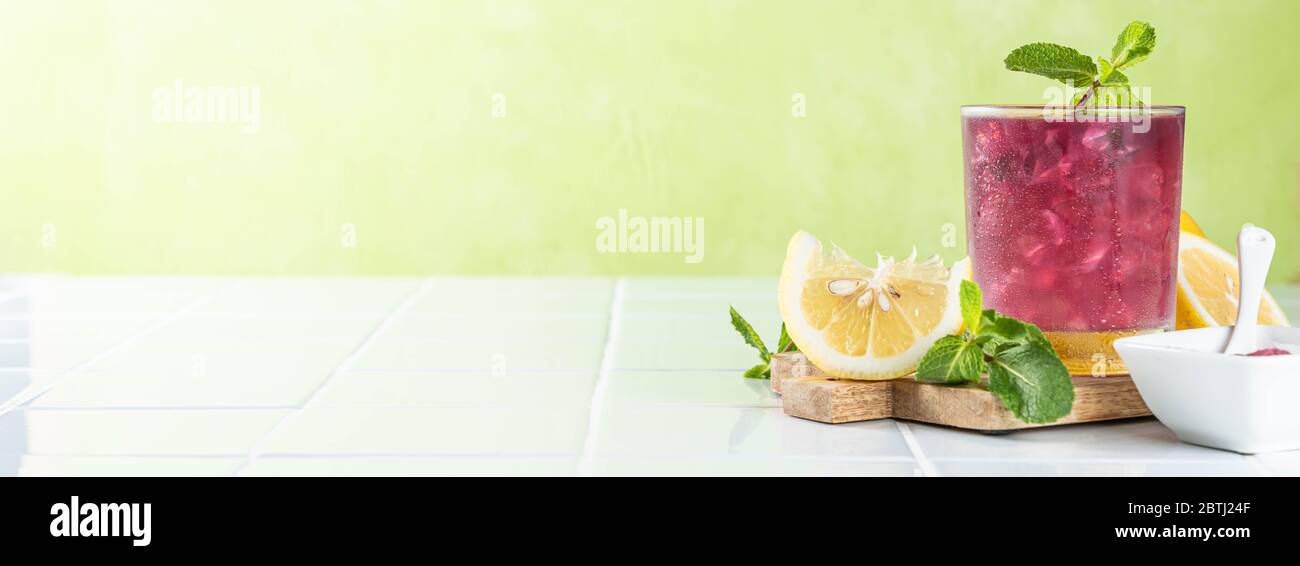 Limonade au matcha rouge, fond blanc Banque D'Images