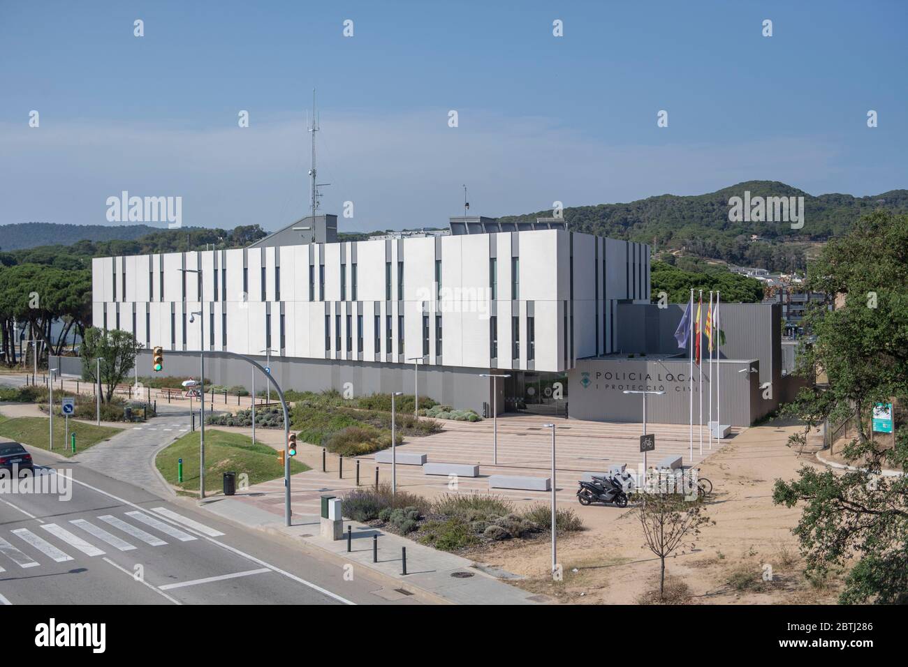 Vues générales du nouveau poste de police local (Policia local I Proteccio civil) à Lloret de Mar, Costa Brava, Espagne Banque D'Images