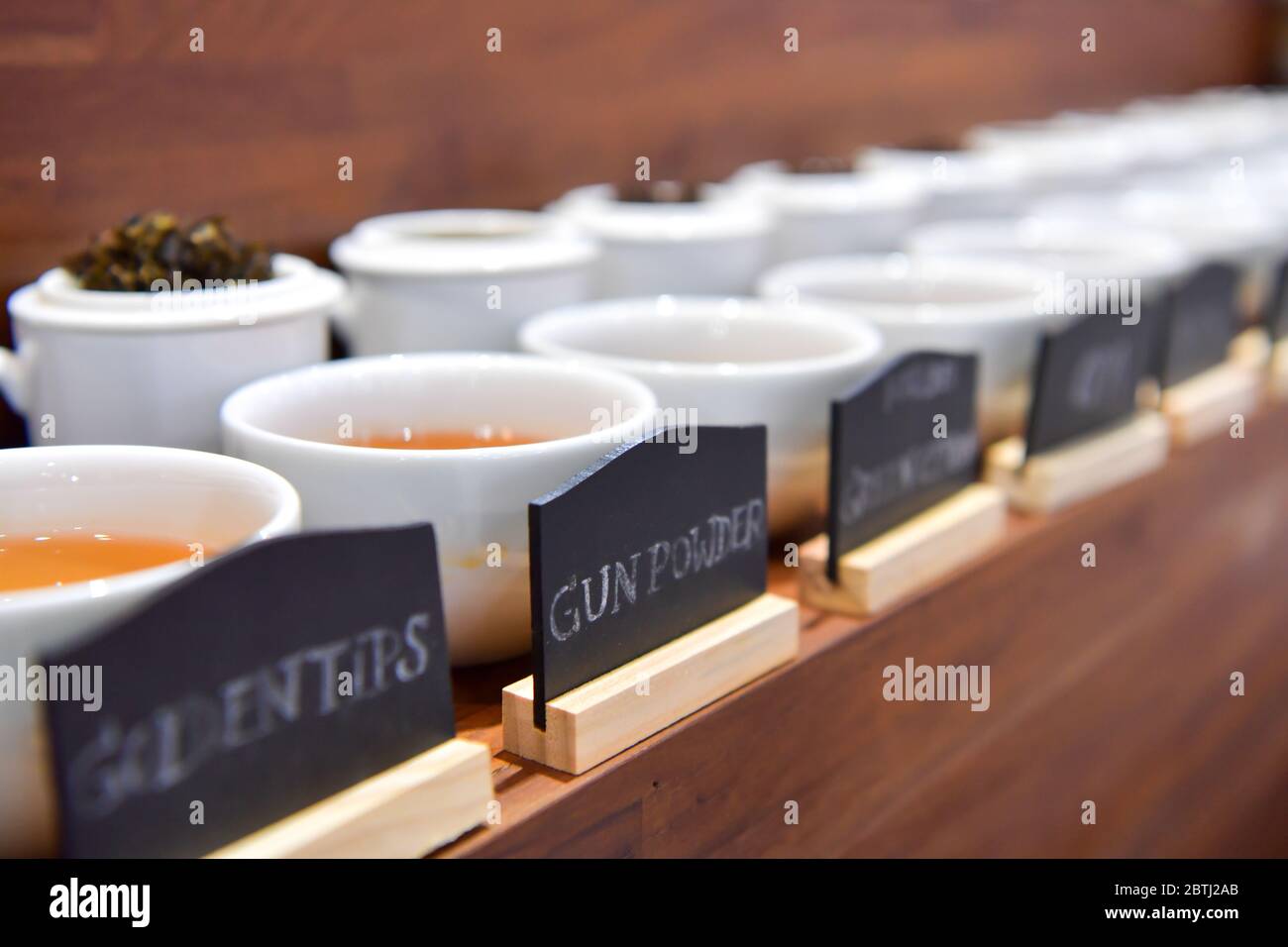 Thé de plantes et fleurs sur la tasse blanche. Banque D'Images