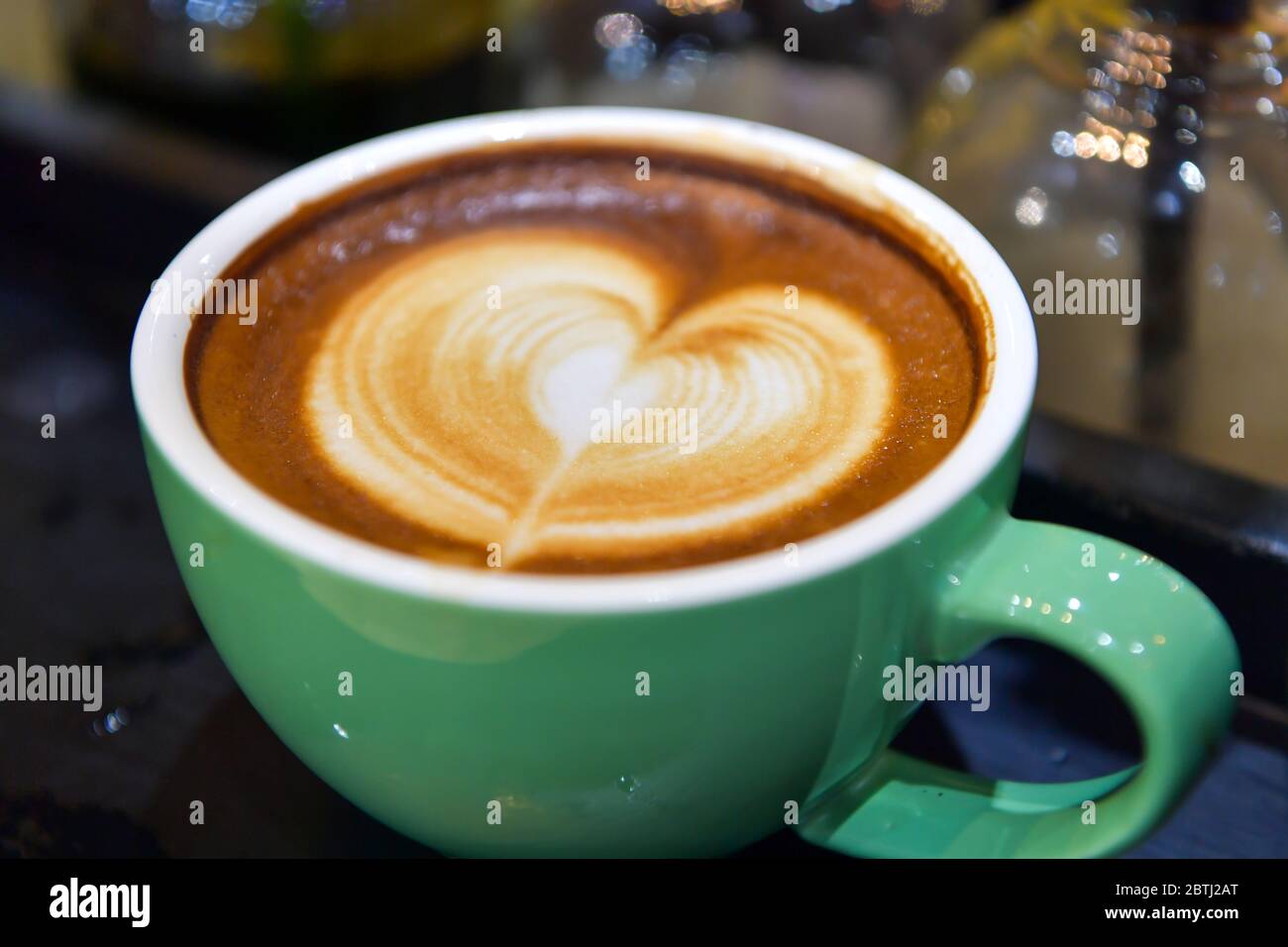 Formes de café d'art sur des tasses noires. Banque D'Images