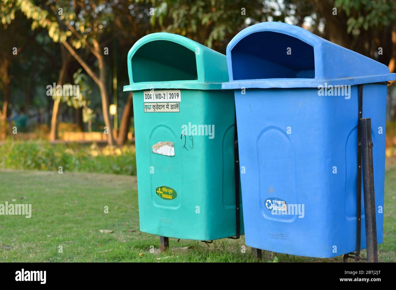 Le gouvernement de New Delhi a installé de nombreuses poubelles vertes et bleues dans toute la ville, celle-ci étant située dans un parc. Banque D'Images