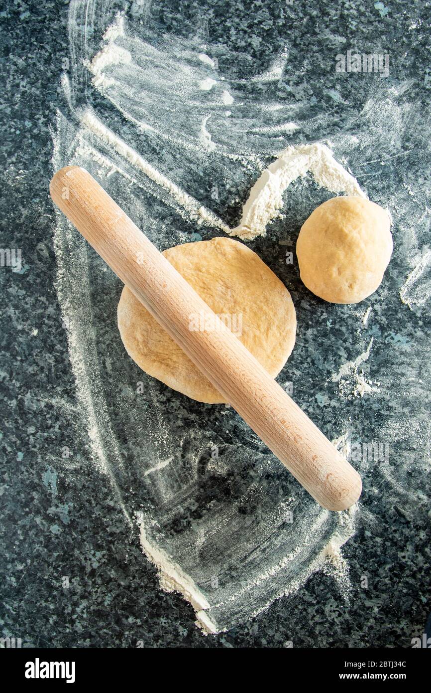 Préparez la pâte maison avec de la farine et des œufs et une broche pour la pizza, les pâtes ou le pain Banque D'Images