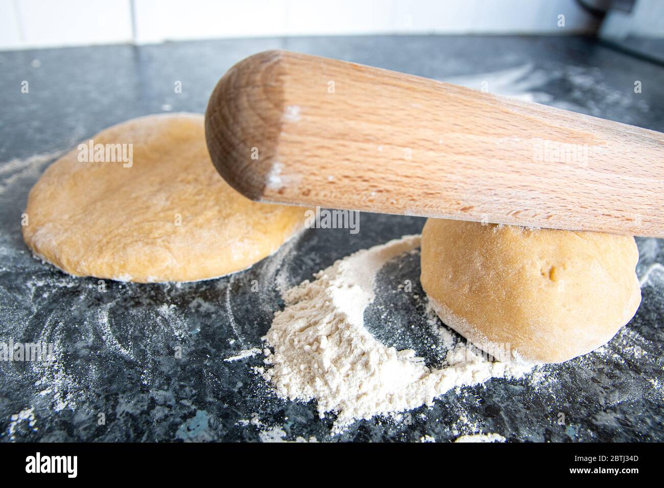 Préparez la pâte maison avec de la farine et des œufs et une broche pour la pizza, les pâtes ou le pain Banque D'Images