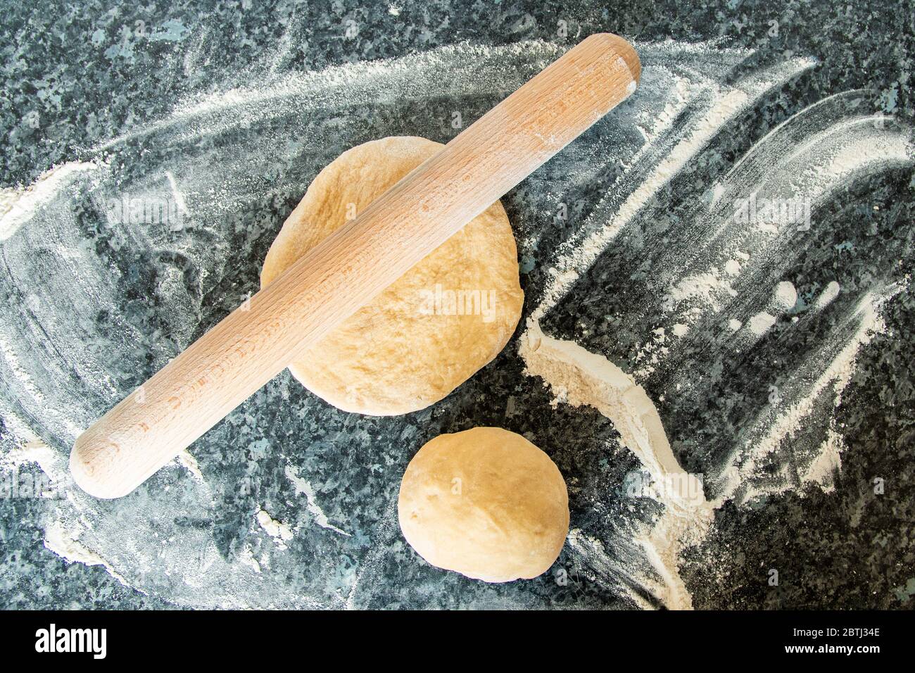 Préparez la pâte maison avec de la farine et des œufs et une broche pour la pizza, les pâtes ou le pain Banque D'Images