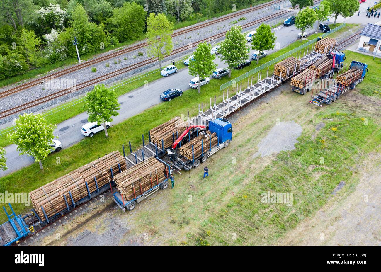 26 mai 2020, Saxe, Pockau-Lengefeld: Plusieurs transporteurs de bois chargent des grumes sur un train de fret. Le premier train de bois endommagé par le coléoptère a quitté la gare de Pockau-Lengefeld le même jour. Le train transporte 1,500 mètres cubes de bois endommagé vers une scierie en Bavière. Le moyen de transport a été choisi pour retirer les grandes quantités de bois infestés des forêts touchées le plus rapidement possible. Rien que l'année dernière, les coléoptères de l'écorce de Saxe ont laissé plus de deux millions de mètres cubes de bois endommagé sur plusieurs milliers d'hectares de forêt. En outre, il y a également des dommages causés par les tempêtes et s. Banque D'Images