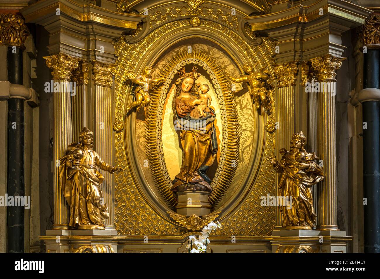 Autel Goldener mit Maria und Jesus, Innenraum des Dom Saint-Pierre, UNESCO Welterbe in Trèves, Rheinland-Pfalz, Allemagne | autel d'or avec Marie et Banque D'Images