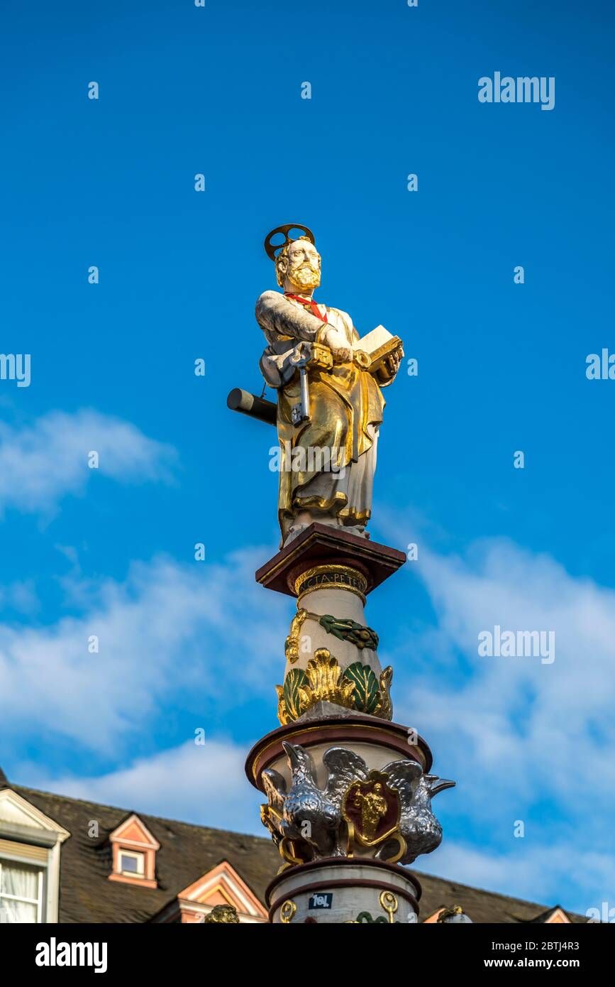 Petrus auf dem Petrusbrunnen auf dem Hauptmarkt in Trèves, Rheinland-Pfalz, Deutschland | Fontaine Saint-Pierre sur la place principale du marché de Trèves, Banque D'Images