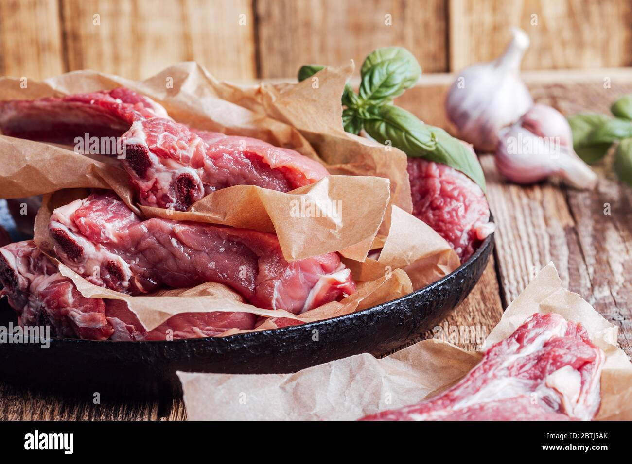 Steak de viande de bœuf biologique cru avec herbes et épices prêtes à cuire Banque D'Images