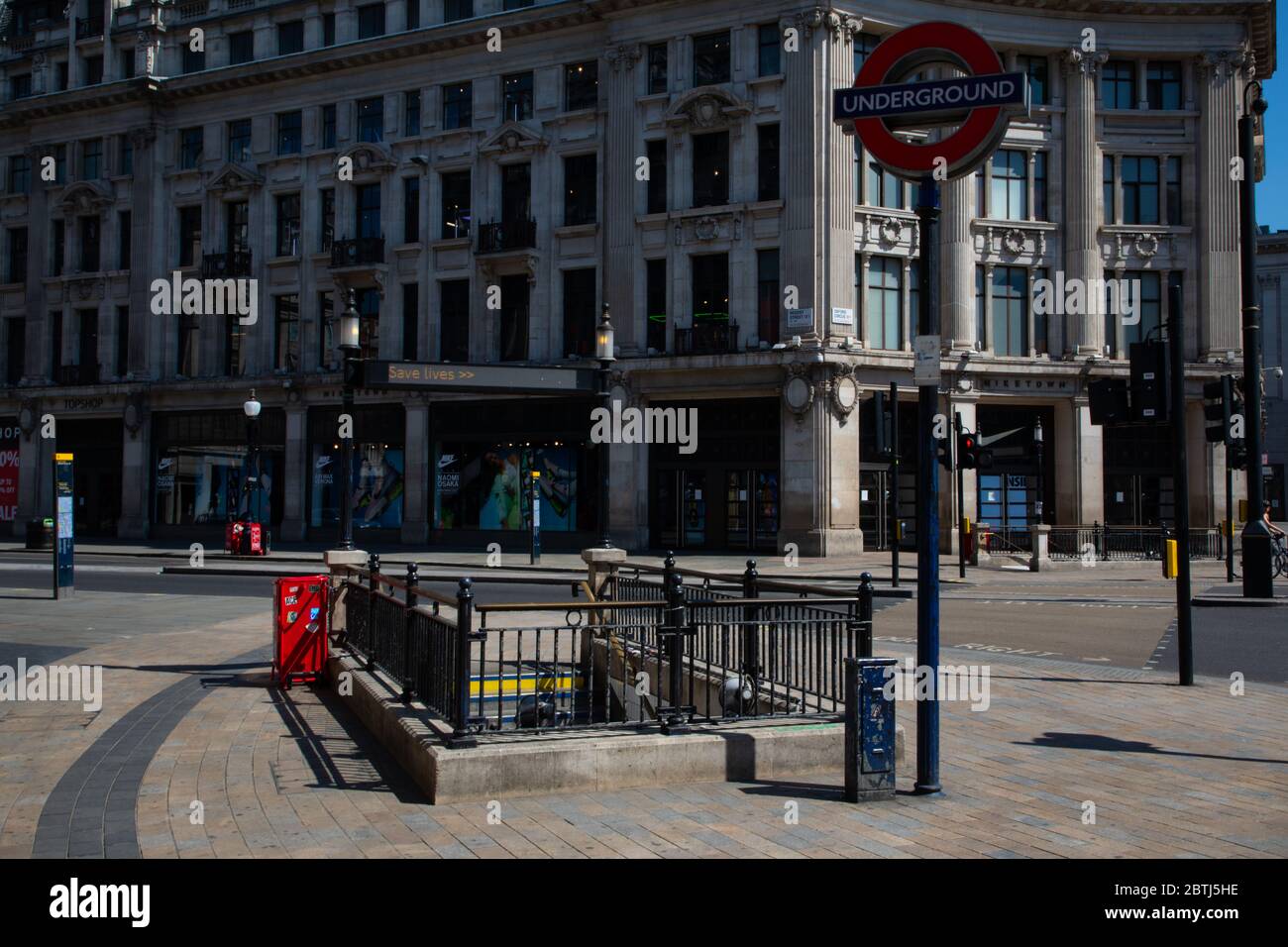 Oxford Circus à Londres, dans la rue commerçante la plus animée du pays, où il n'y a pas de circulation et de personnes. La rue est déserte en raison de la réglementation de confinement Banque D'Images