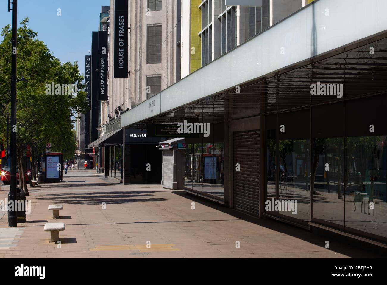 Oxford Street à Londres, la rue commerçante la plus animée du pays, où il n'y a pas de circulation et de personnes. La rue est déserte en raison des règlements de confinement mis en place p Banque D'Images