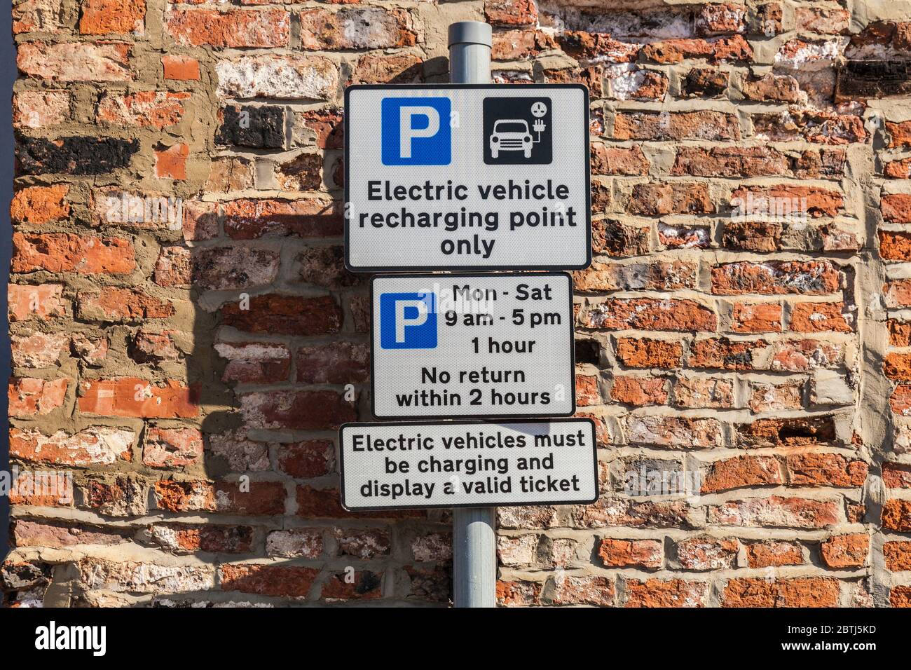 Panneau pour le point de recharge de véhicule électrique à Stockton sur Tees, Angleterre, Royaume-Uni Banque D'Images