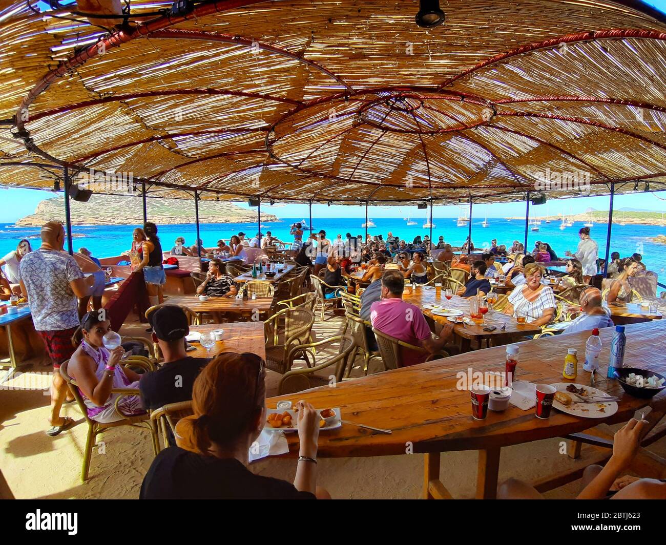 le bar restaurant et bazar de cala comte niché dans la falaise de l'île d'ibiza Banque D'Images