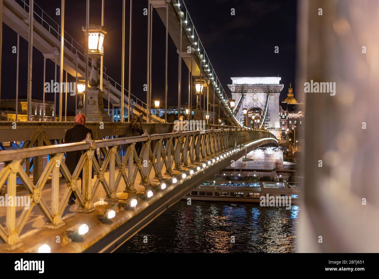 Pont de la chaîne à Budapest vu la nuit avec les feux allumés Banque D'Images