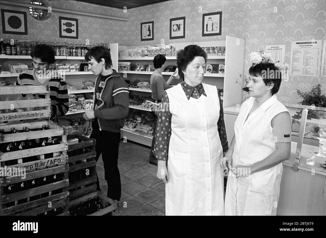 30 novembre 1988, Saxe, Packisch: Un nouveau point de vente alimentaire rural a été ouvert à Packisch/Arzberg près de Torgau. Ici vous pouvez acheter les marchandises d'usage quotidien. Date exacte d'admission inconnue. Photo: Volkmar Heinz/dpa-Zentralbild/ZB Banque D'Images
