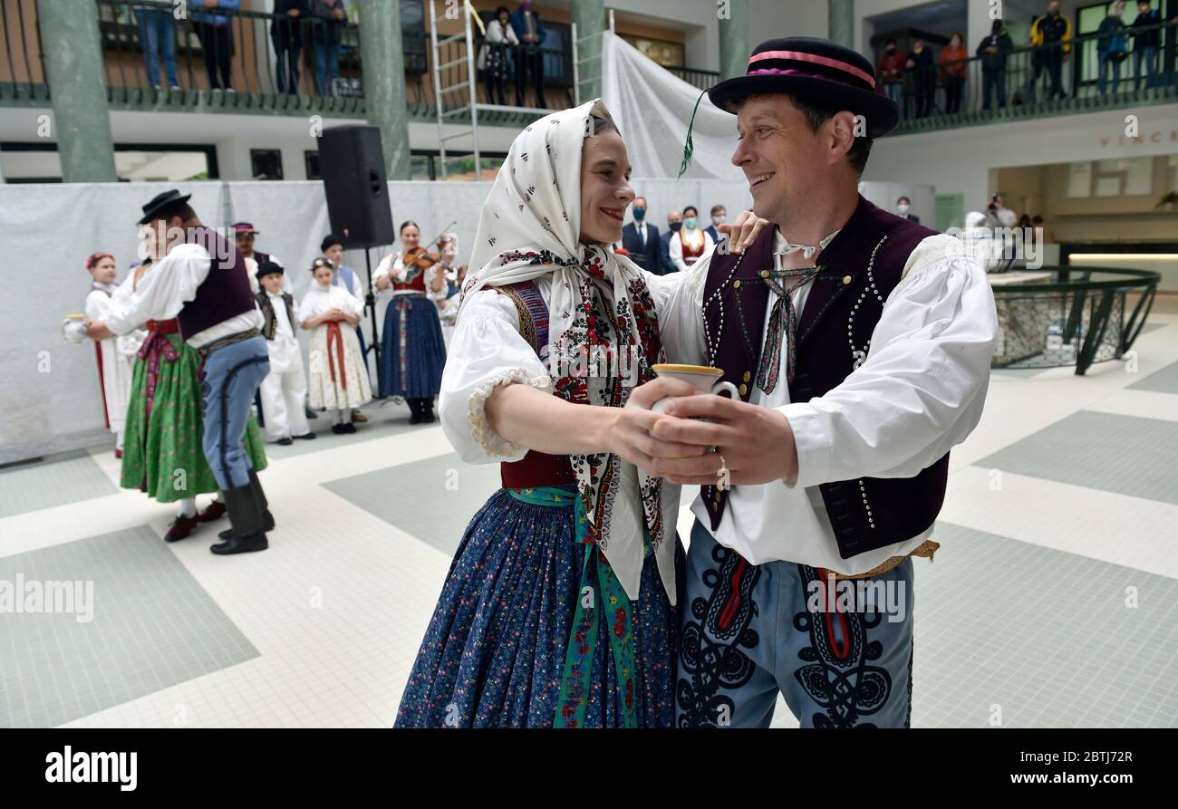 Luhacovice, République tchèque. 26 mai 2020. Le lancement de la saison thermale et l'ouverture cérémonielle et traditionnelle sanctifiant les sources minérales curatives a eu lieu dans le hall de Vincentka, Lazenske namesti, Luhacovice, le mardi 26 mai 2020. Crédit: Dalibor Gluck/CTK photo/Alamy Live News Banque D'Images