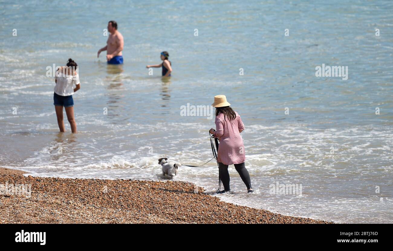 Brighton UK 26 mai 2020 - les visiteurs apprécient une pagayer dans la mer au large de Brighton Beach aujourd'hui, alors que le temps chaud et ensoleillé se poursuit pendant la crise pandémique du coronavirus COVID-19 . Crédit : Simon Dack / Alamy Live News Banque D'Images