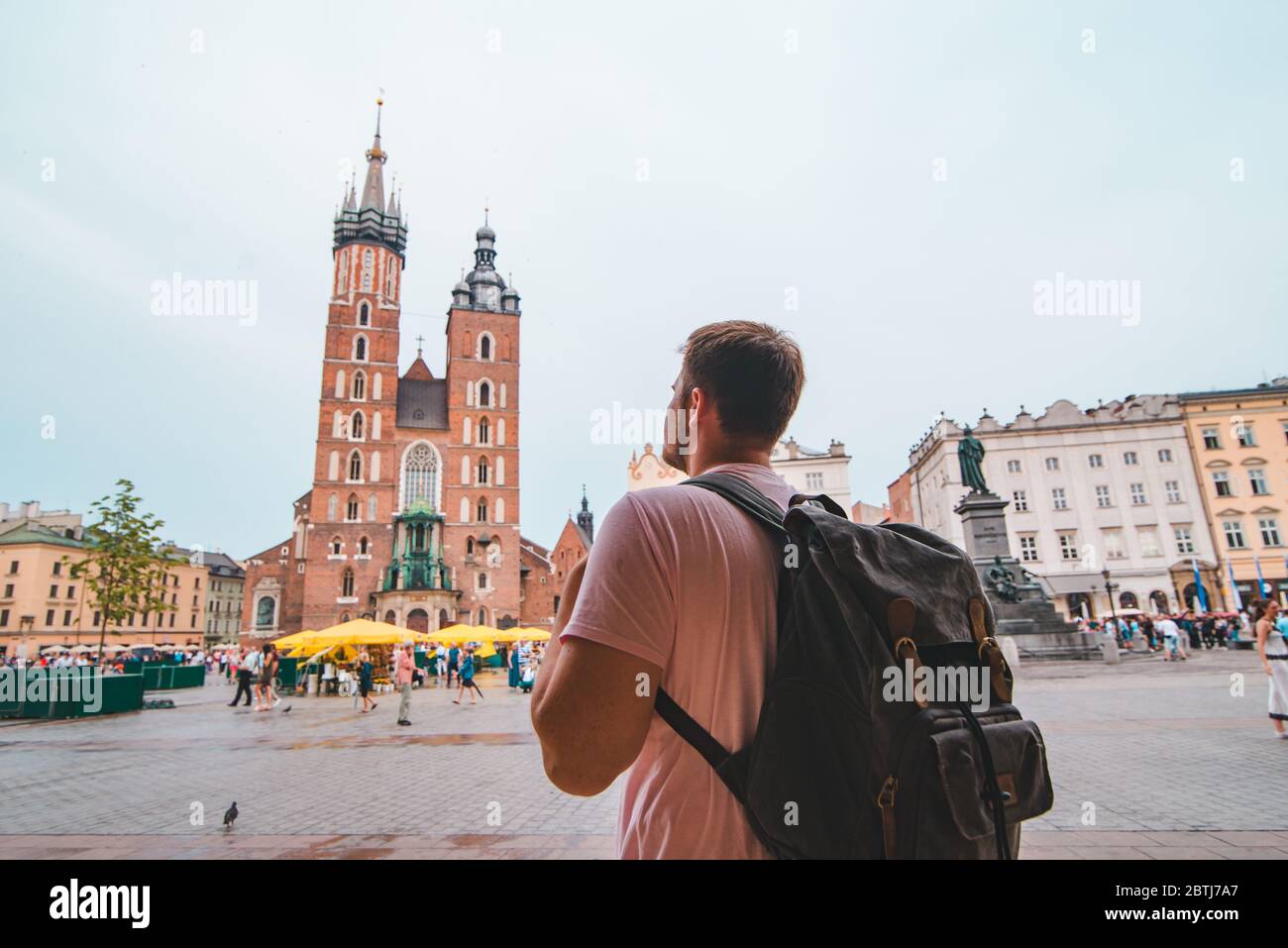 Femme de tourisme à Cracovie place du marché central copy space Banque D'Images