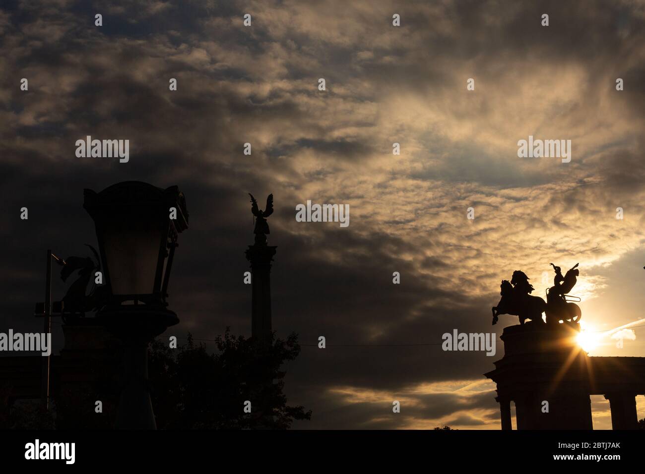 Vue détaillée de certaines des statues de la place des héros, à Budapest. Banque D'Images