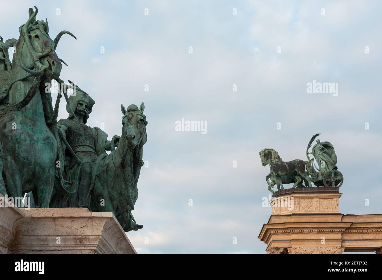 Vue détaillée de certaines des statues de la place des héros, à Budapest. Banque D'Images