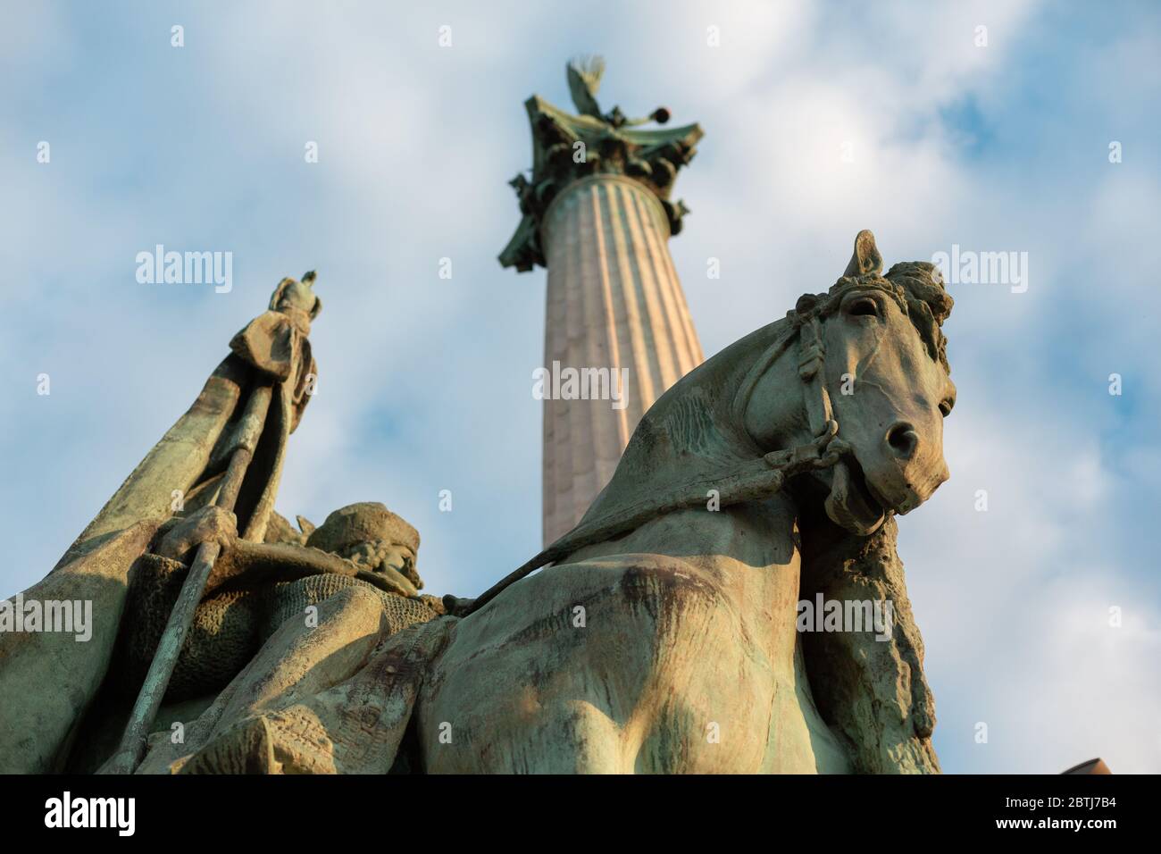 Vue détaillée de certaines des statues de la place des héros, à Budapest. Banque D'Images