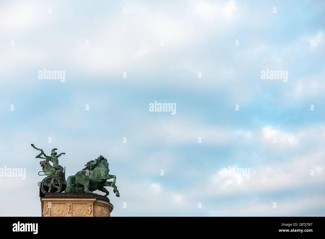 Vue détaillée de certaines des statues de la place des héros, à Budapest. Banque D'Images