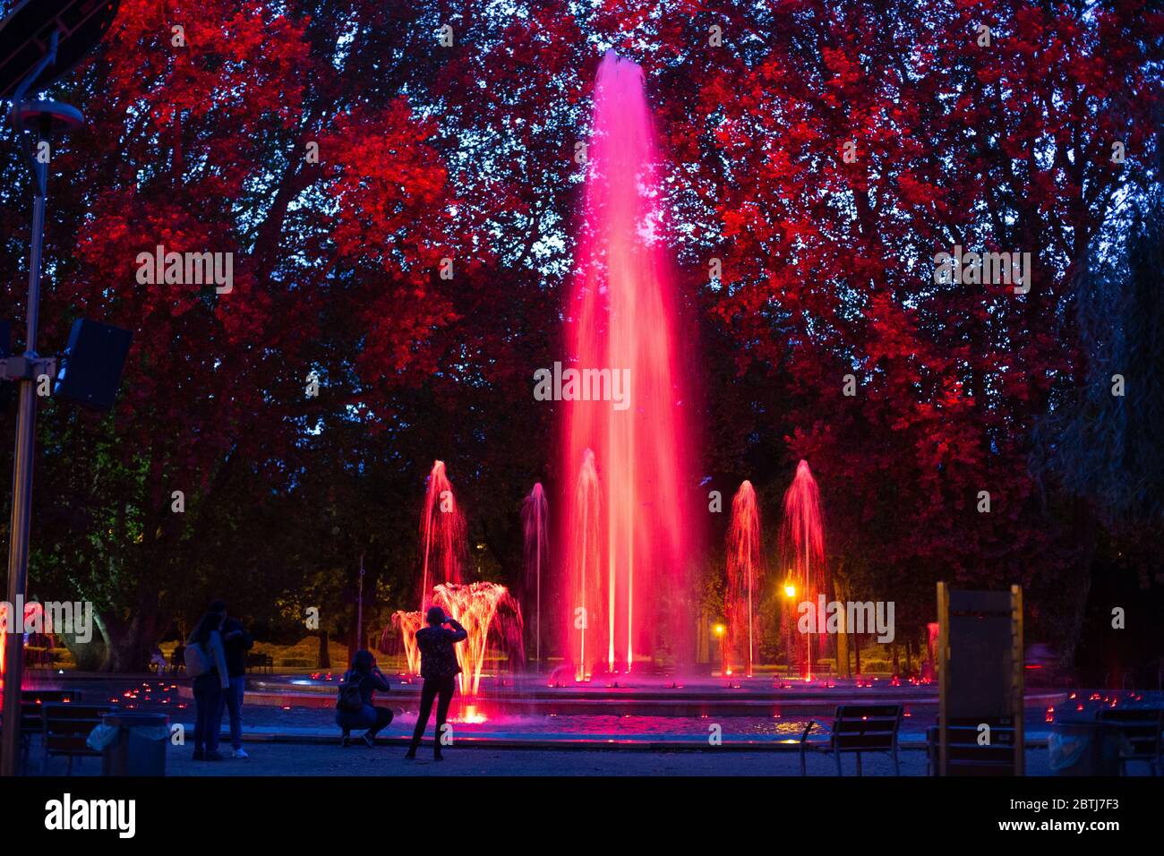 Fontaine musicale dans le parc de l'île de Margarita, à Budapest, Hongrie. Spectacle son et lumière. Banque D'Images