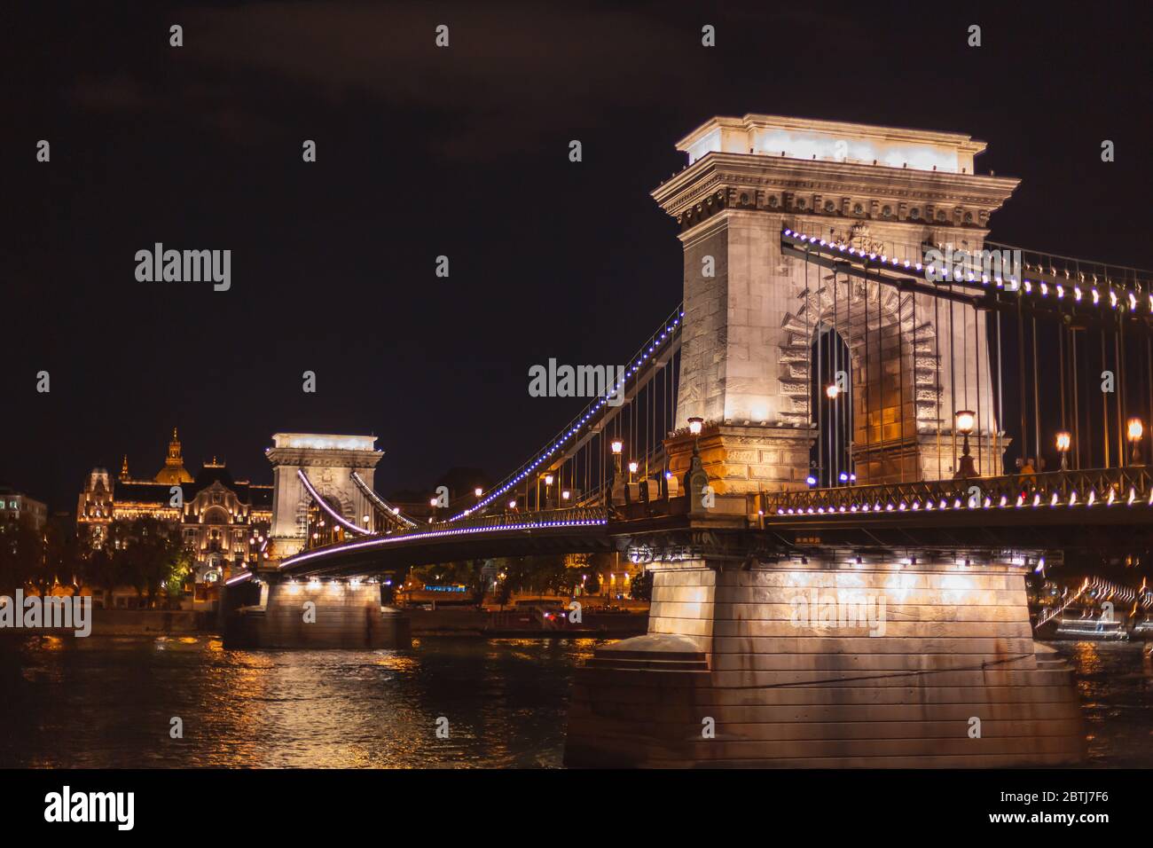 Pont de la chaîne à Budapest vu la nuit avec les feux allumés Banque D'Images