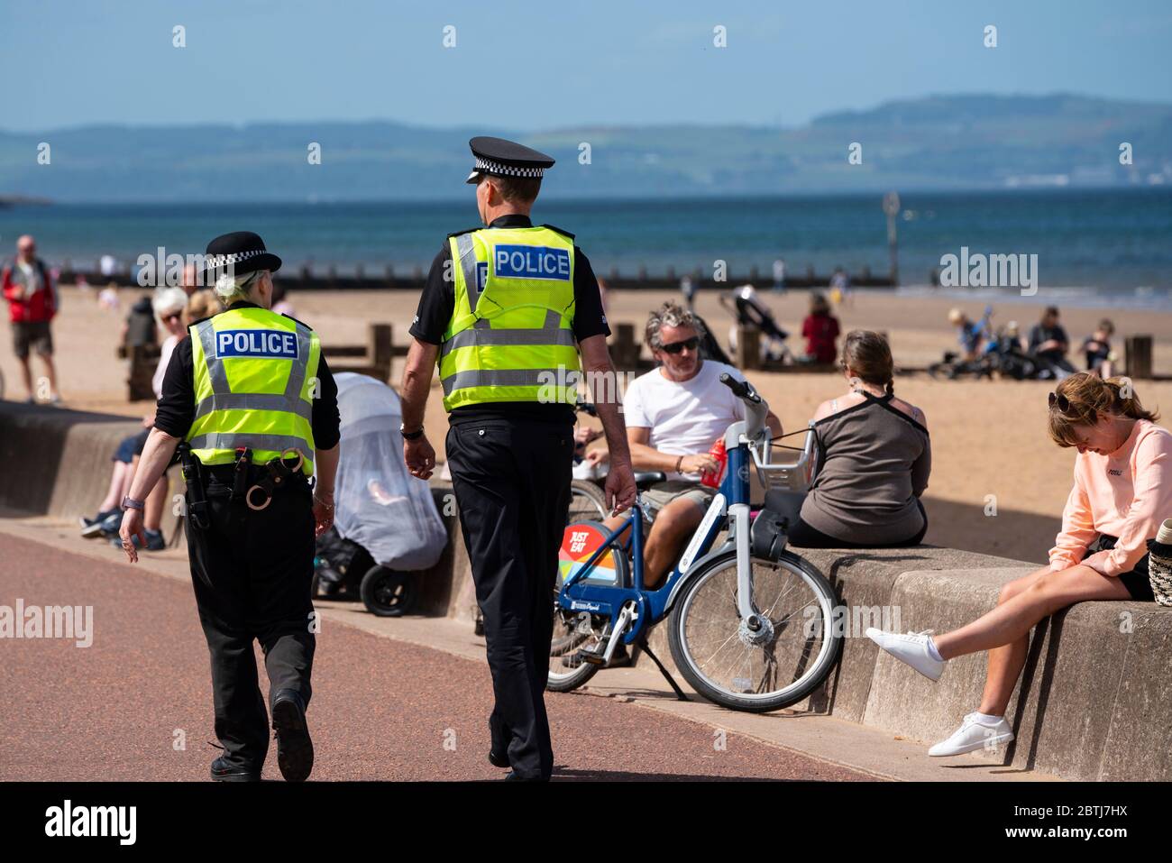Portobello, Écosse, Royaume-Uni. 26 mai 2020. La plage et la promenade de Portobello étaient relativement calmes malgré le temps chaud et ensoleillé. Les patrouilles de police à pied étaient à clé basse et les agents ne demandaient pas à de nombreux membres du public de continuer. Iain Masterton/Alay Live News Banque D'Images
