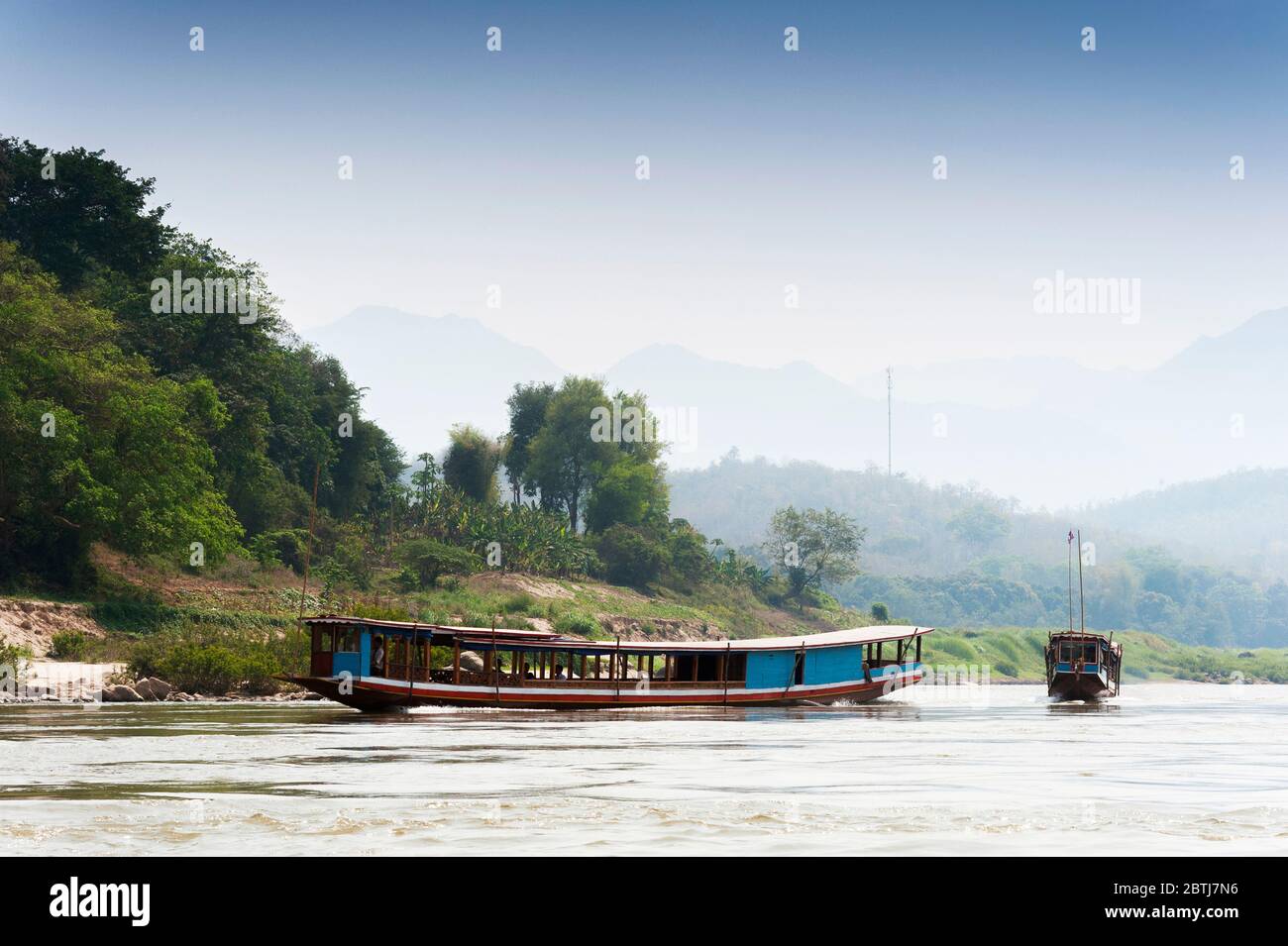 Deux bateaux lents sur le Mékong, dans le nord du Laos, en Asie du Sud-est Banque D'Images