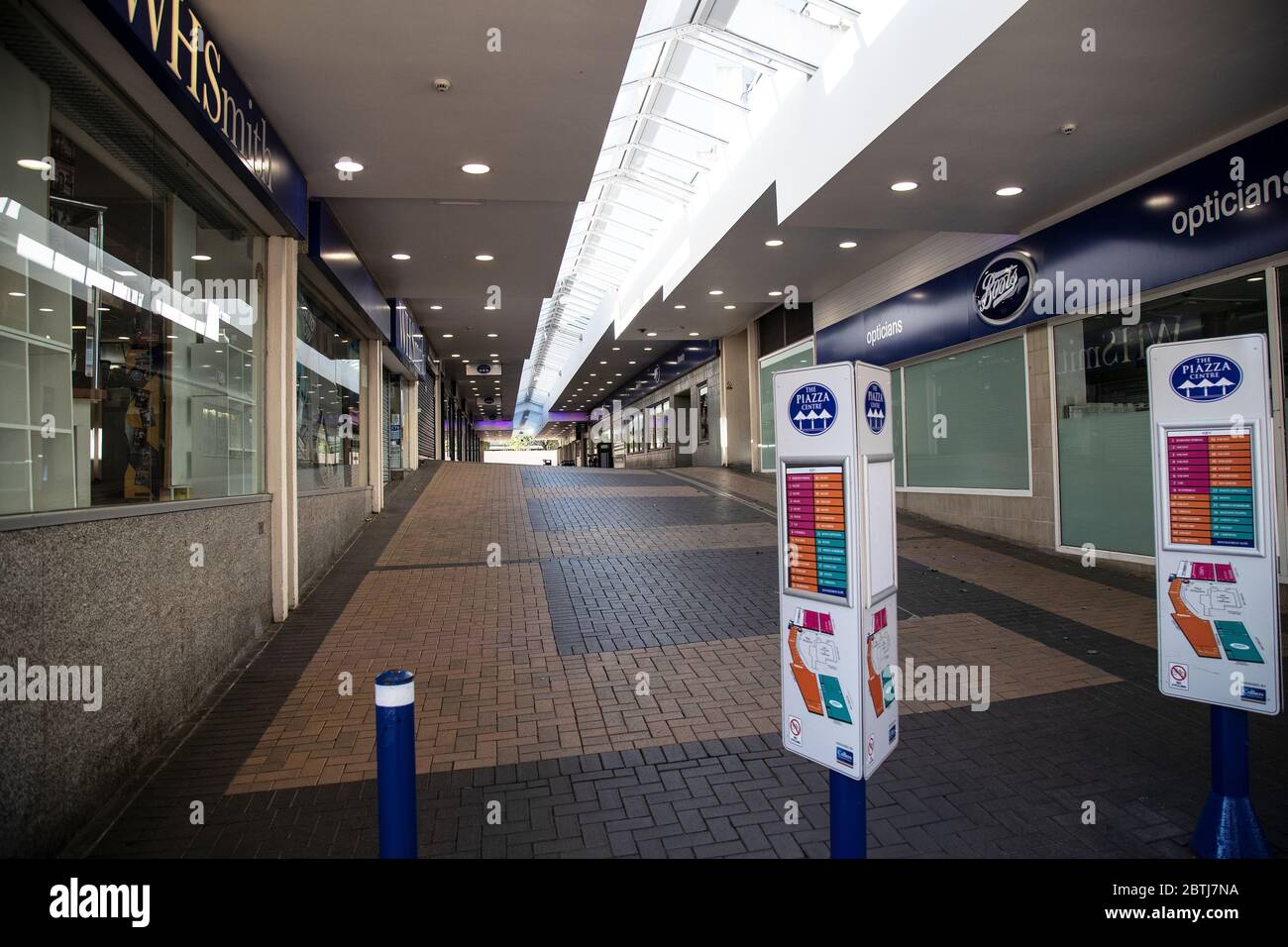 Les magasins des Shambles, Huddersfield, West Yorkshire menant à la Piazza sont fermés et désertés pendant la pandémie du coronavirus et enfermés Banque D'Images