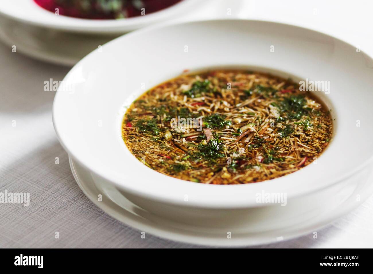 Russe d'été traditionnel soupe froide avec kvass, okroshka au jambon et légumes, de l'alimentation Banque D'Images