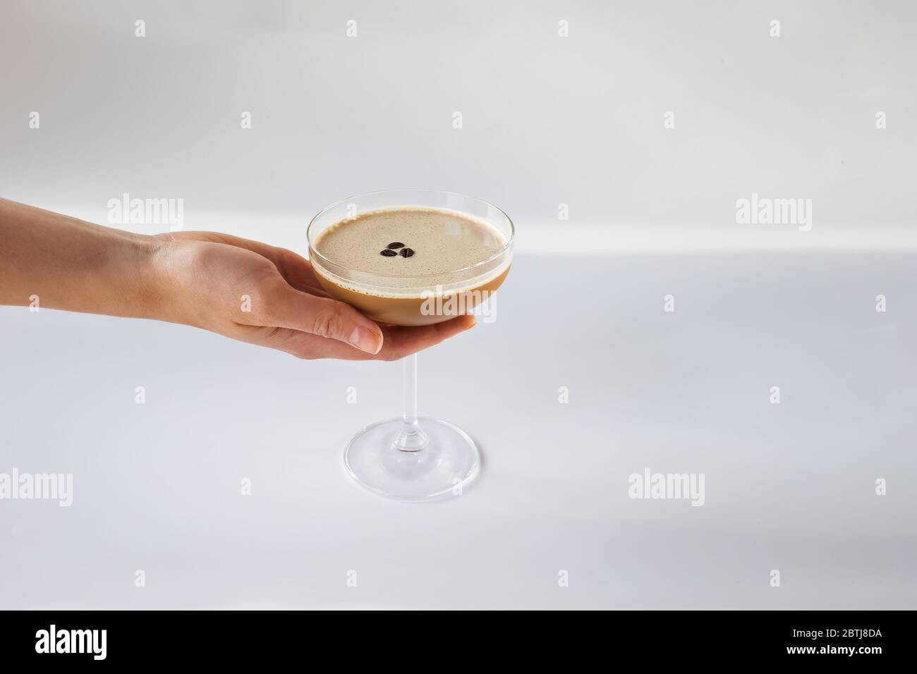 Verre à main avec cocktail de café Banque D'Images