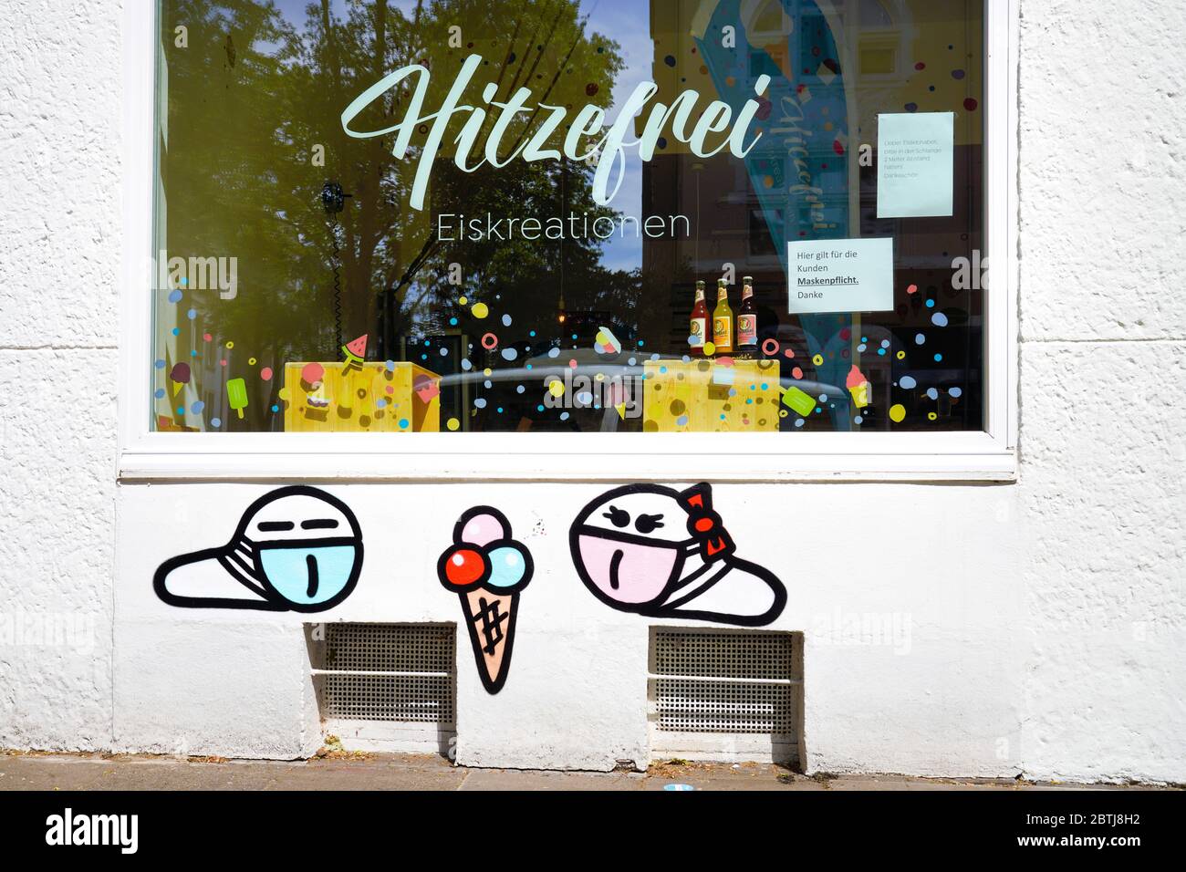 Dortmund, Allemagne, 26 mai 2020 : vers de masque. Depuis le déclenchement de la crise de la couronne en mars 2020, de petits graffiti de virus de la couronne avec un masque buccal créé par un pulvérisateur inconnu peuvent être vus sur de nombreux murs de maison à Dortmund, ici dans un glacier dans le district de Kreuzviertel de Dortmund. --- Dortmund, 26.05.2020: Maskenwürmchen. Seit Ausbruch der Corona-Krise im März 2020 sind kleine Coronairen-graffite mit Mundschutz eines unbekannten Sprayers an vielen Hauswänden in Dortmund zu sehen. Banque D'Images