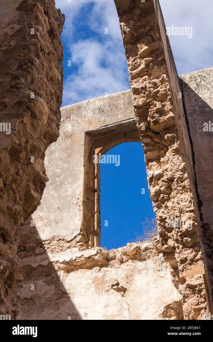 Murs cassés et toit d'une ruine d'une maison abandonnée. Vue de l ...