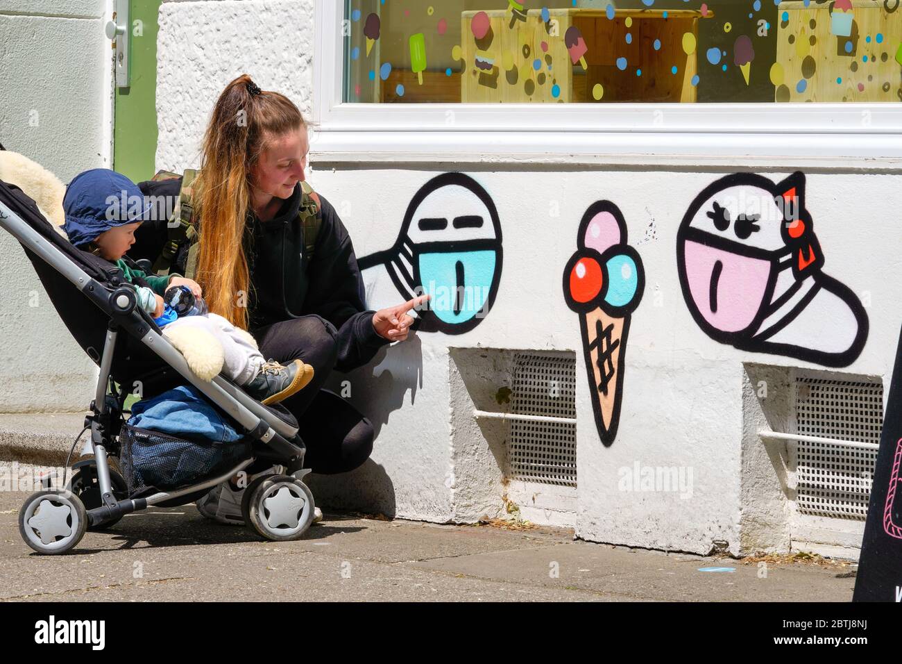 Dortmund, Allemagne, 26 mai 2020 : vers de masque. Depuis le déclenchement de la crise de la couronne en mars 2020, de petits graffiti de virus de la couronne avec un masque buccal créé par un pulvérisateur inconnu peuvent être vus sur de nombreux murs de maison à Dortmund, ici dans un glacier dans le district de Kreuzviertel de Dortmund. --- Dortmund, 26.05.2020: Maskenwürmchen. Seit Ausbruch der Corona-Krise im März 2020 sind kleine Coronairen-graffite mit Mundschutz eines unbekannten Sprayers an vielen Hauswänden in Dortmund zu sehen. Banque D'Images