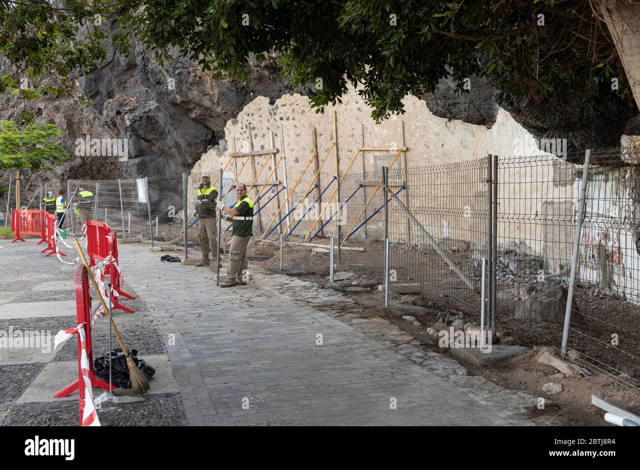 Les travailleurs du Conseil ériger une clôture autour de maisons de cavernes dangereuses en préparation pour des travaux de réparation pendant la phase deux de la désescalade de l'état o Banque D'Images