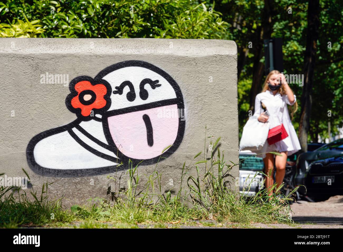 Dortmund, Allemagne, 26 mai 2020 : vers de masque. Depuis le déclenchement de la crise de la couronne en mars 2020, de petits graffiti de virus de la couronne avec un masque buccal créé par un pulvérisateur inconnu peuvent être vus sur de nombreux murs de maison à Dortmund. --- Dortmund, 26.05.2020: Maskenwürmchen. Seit Ausbruch der Corona-Krise im März 2020 sind kleine Coronairen-graffite mit Mundschutz eines unbekannten Sprayers an vielen Hauswänden in Dortmund zu sehen. Banque D'Images