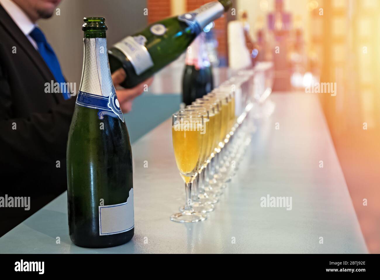 Rangée de verres avec vin mousseux, champagne ou gros plan proseco. Dégustation de vin, photo aux tons chauds Banque D'Images
