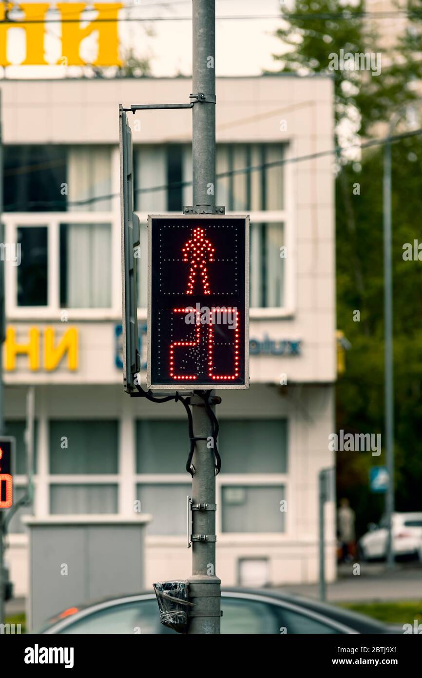 Feux de signalisation avec figure rouge aux passages pour piétons sur la rue. ?panneau de compte à rebours. Banque D'Images