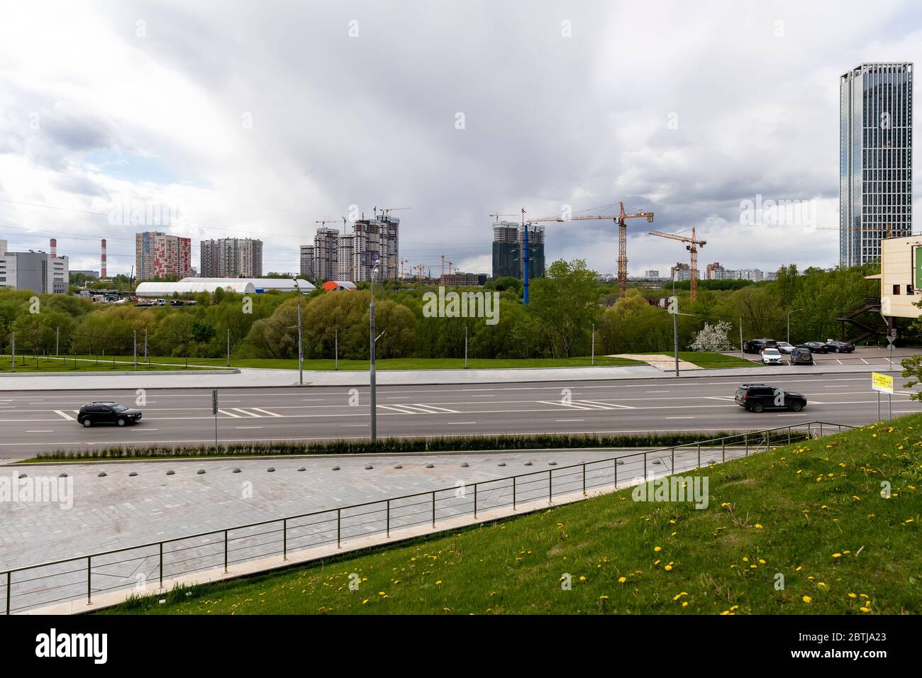 Moscou/Russie -Mai 2020:plusieurs grands chantiers de construction avec un grand nombre de grues de construction travaillant sur la construction de complexe résidentiel Banque D'Images