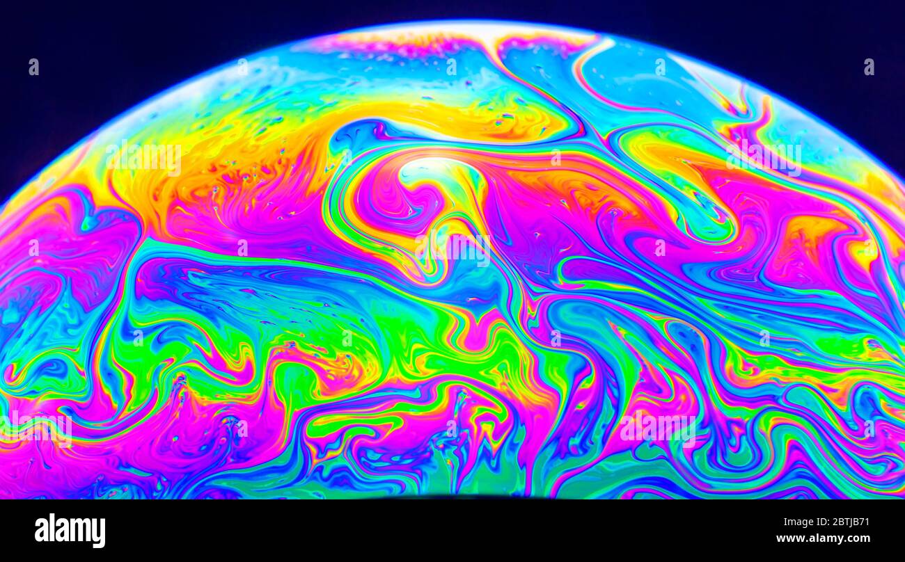 Gros plan Kaléidoscope de bulles colorées tourbillonnantes photographiées en studio avec un fond noir Banque D'Images