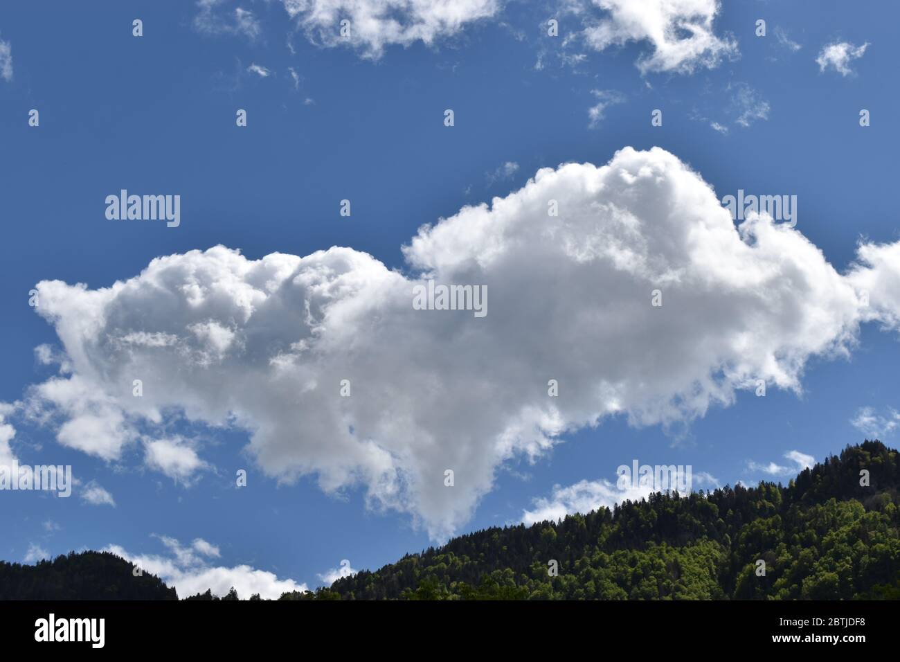 Cumulus dans le ciel bleu Banque D'Images