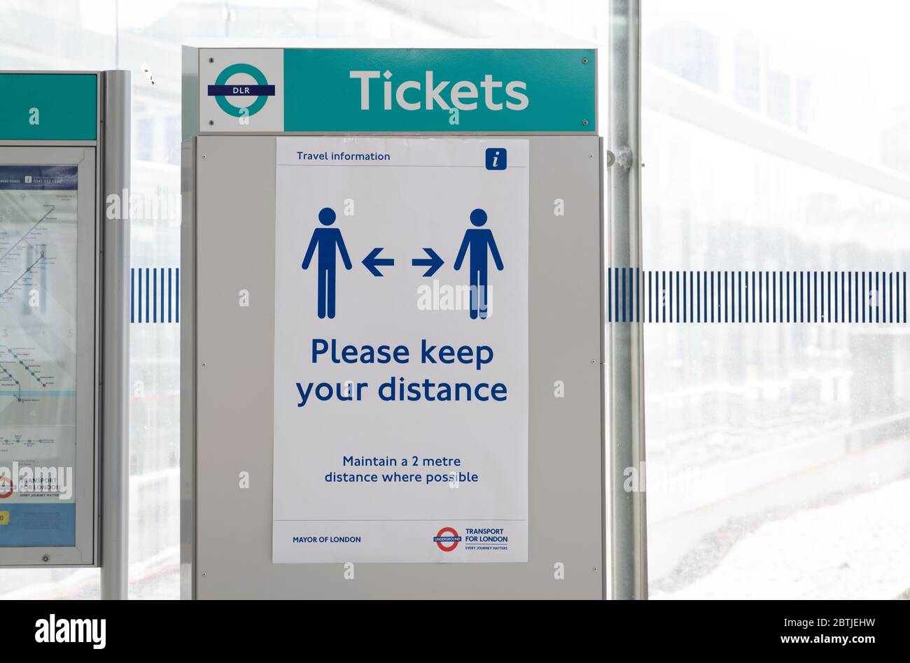 La signalisation sur le réseau de transports publics de Londres rappelle aux navetteurs la distance sociale pendant la pandémie COVID-19. Mai 2020 Banque D'Images